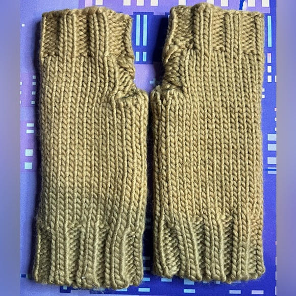 Michael Kors Fingerless Gloves Beige Tan Brown Ribbed Cable Knit - Picture 2 of 3